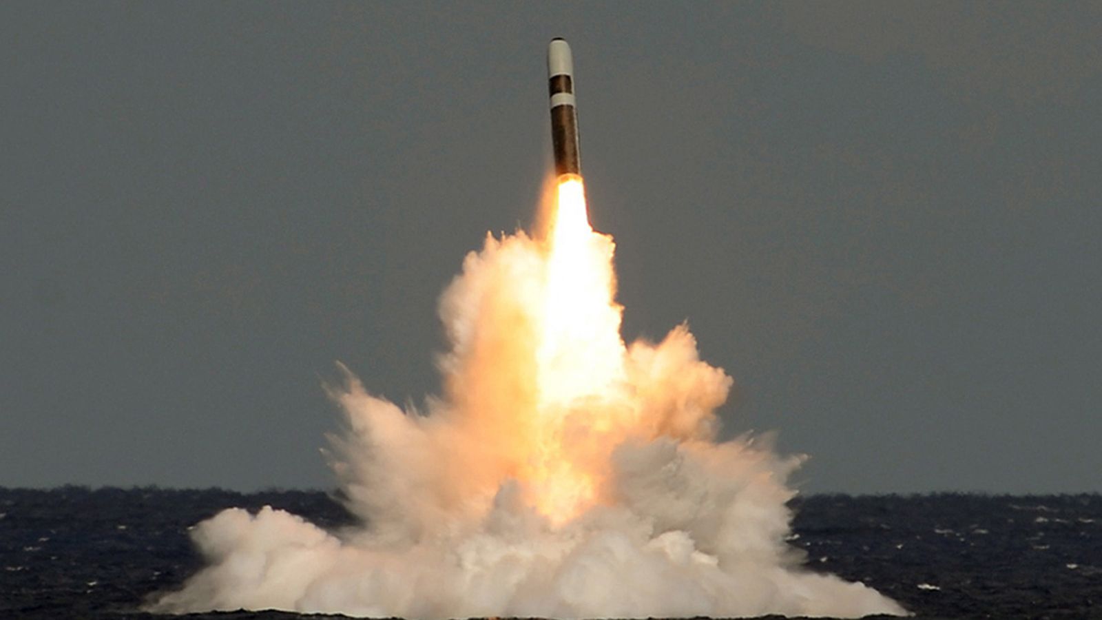 لحظة الاطلاق الفاشل لصاروخ ترايدنت من على غواصة نووية بريطانية 