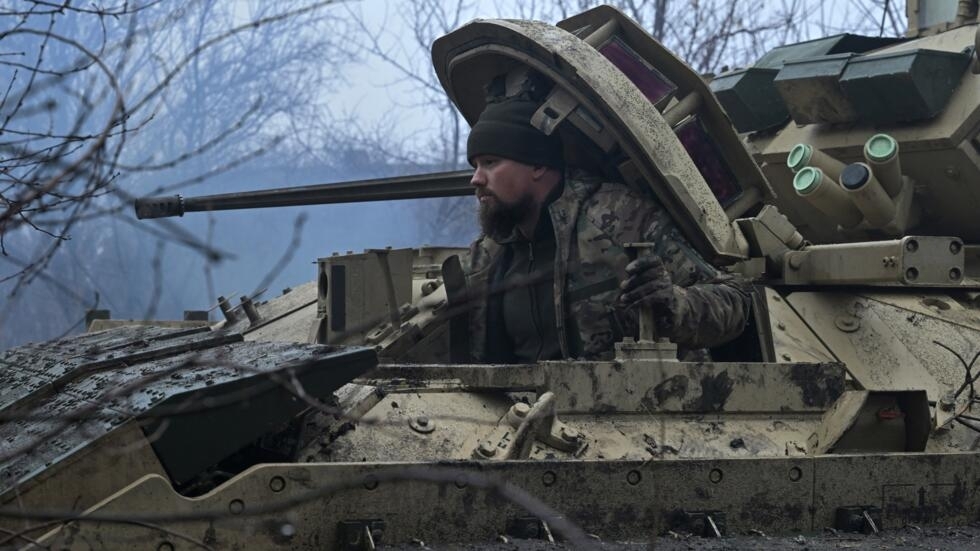 دبابة أوكرانية منسحبة من أفدييفكا قبل أن تسقط كلها بيد الروس
