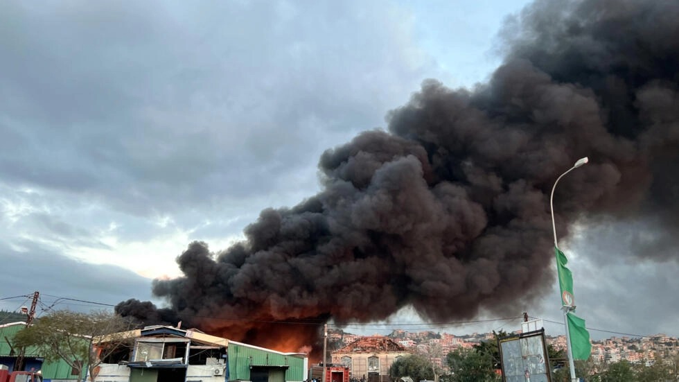 سحابة من الدخان الاسود الكثيف تغطي بلدة الغازية في جنوب لبنان اثر غارة اسرائيلية استهدفت موقعا فيها في 19 فبراير 2024