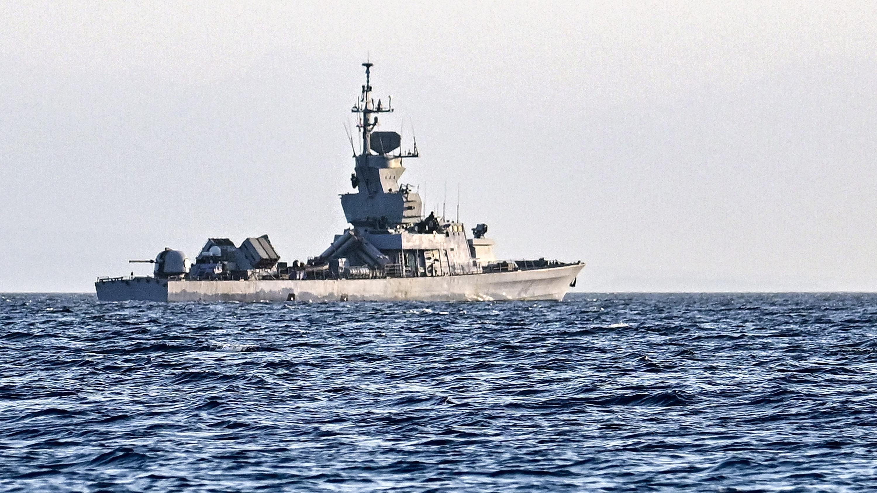 سفينة حربية أميركية في البحر الأحمر