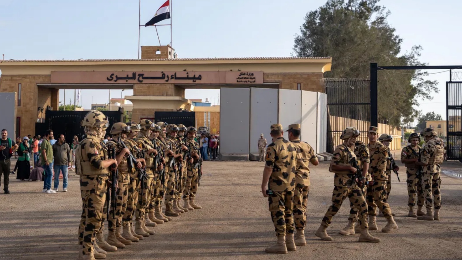 عناصر من الجيش المصري عند معبر رفح