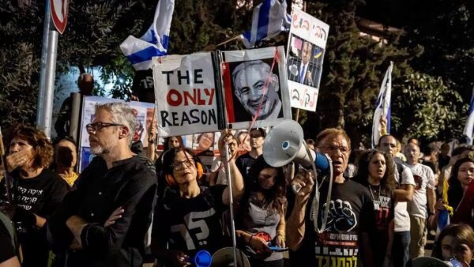 متظاهرون إسرائيليون شعارات مناهضة لرئيس الوزراء بنيامين نتنياهو خلال مظاهرة مناهضة للحكومة في القدس