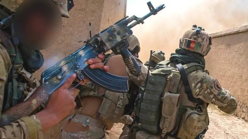 بعض أفراد قوات الكوماندوز من وحدات تريبلز، الذين تم تصويرهم وهم يتدربون مع القوات البريطانية، يختبئون الآن في أفغانستان
