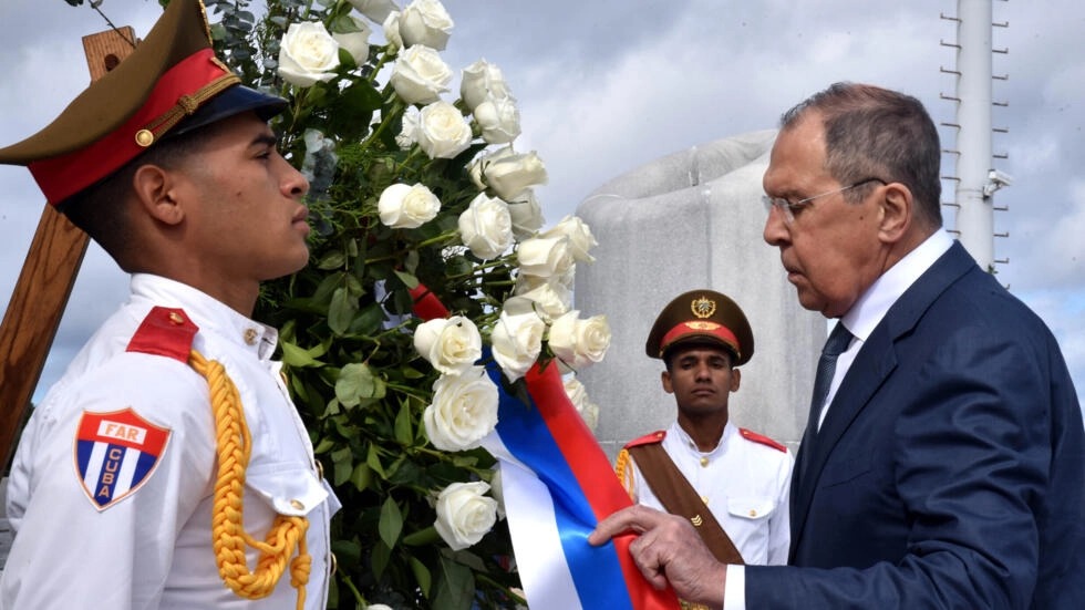 وزير الخارجية الروسي سيرغي لافروف يضع إكليلا من الزهر على ضريح بطل الاستقلال الكوبي خوسيه مارتي في هافانا في 19 شباط/فبراير 2024