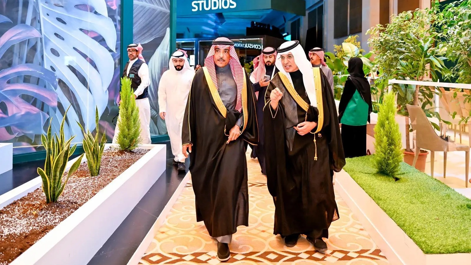 سلمان الدوسري (يسار) ومحمد الحاري الثلاثاء في المنتدى السعودي للإعلام 