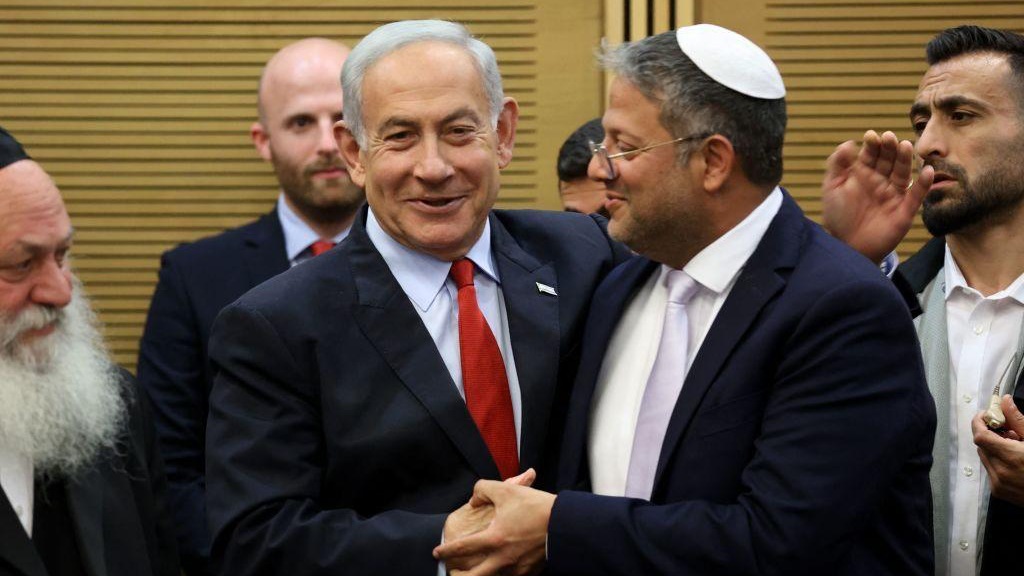 رئيس الوزراء الإسرائيلي بنيامين نتانياهو (يسار) ووزير الأمن القومي إيتمار بن غفير قبيل جلسة للبرلمان في القدس في 23 أيار (مايو) 2023.