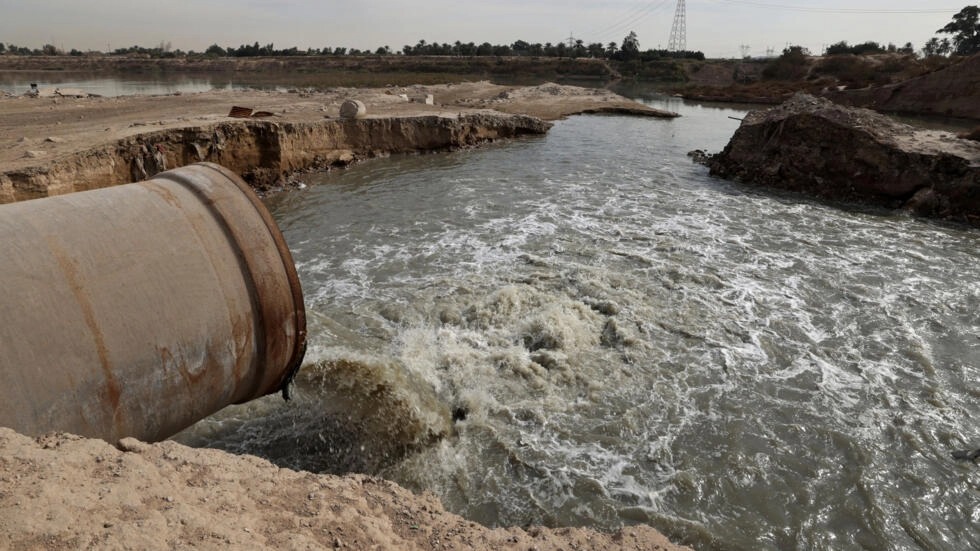 صورة تظهر تصريف مياه مبتذلة في نهر شرق بغداد في 21 يناير 2024