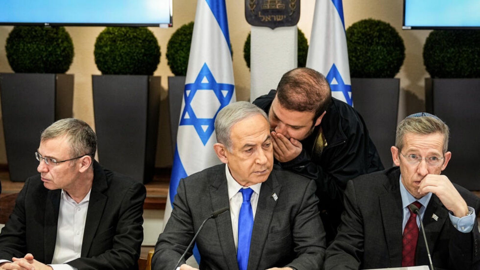 رئيس الوزراء الإسرائيلي بنيامين نتانياهو (وسط) خلال اجتماع وزاري في تل أبيب في 24 شباط (فبراير) 2024 