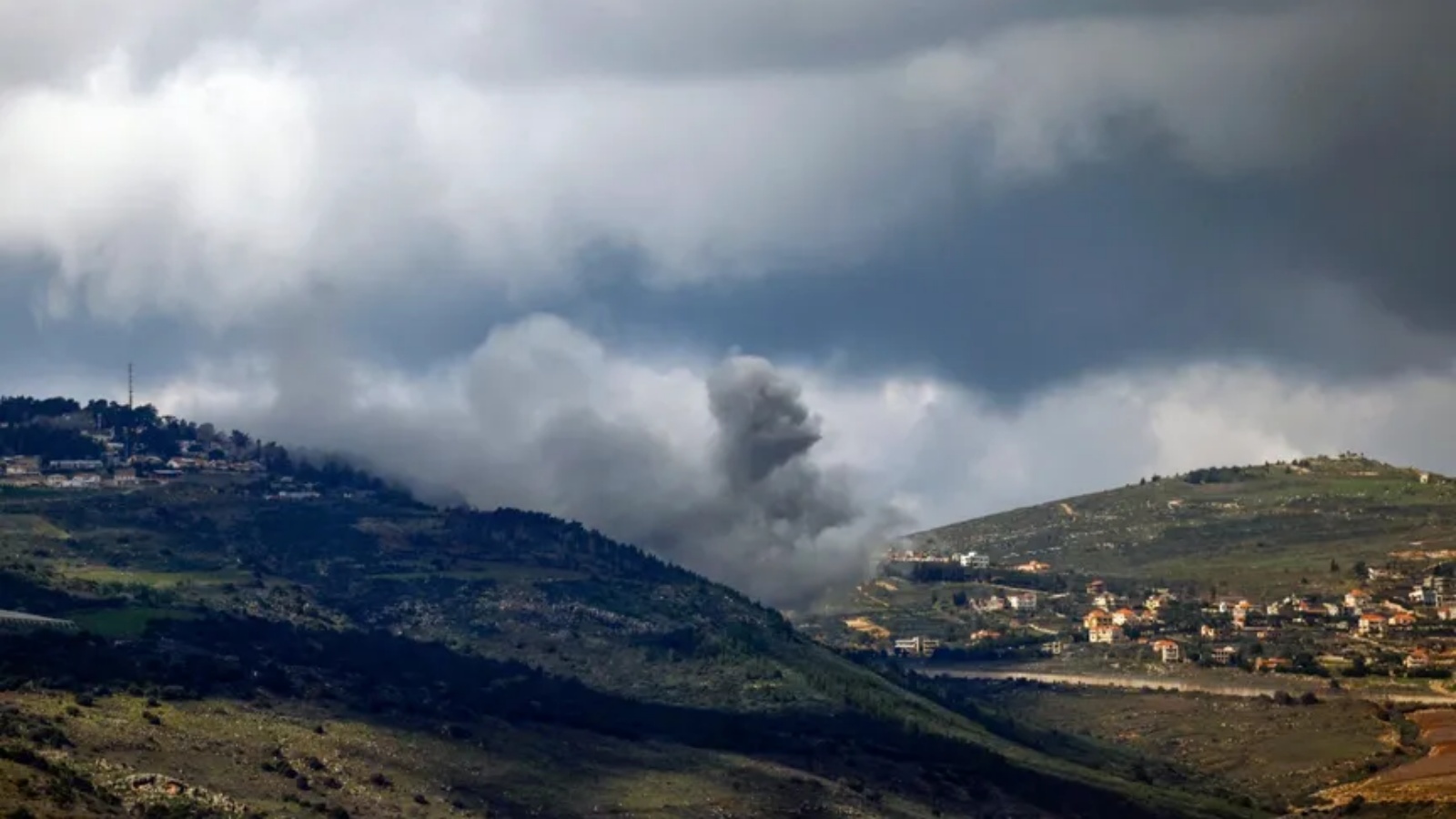 صورة مأخوذة من الجانب الإسرائيلي للحدود مع لبنان تظهر تصاعد الدخان فوق بلدة لبنان جراء قصف إسرائيلي. 19 شباط (فبراير) 2024 