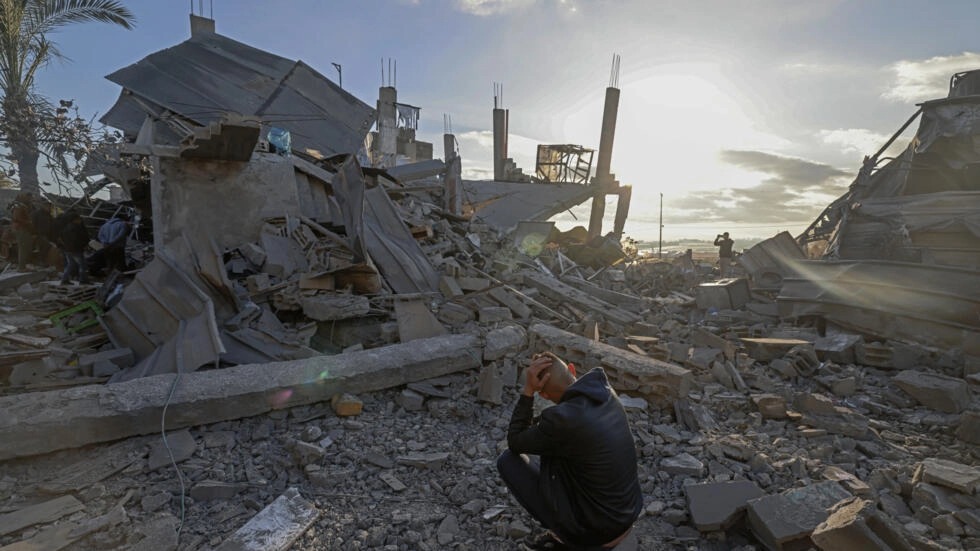 فلسطيني يجلس بين أنقاض منازل دمرها القصف الإسرائيلي في رفح بجنوب قطاع غزة في 22 شباط/فبراير 2024