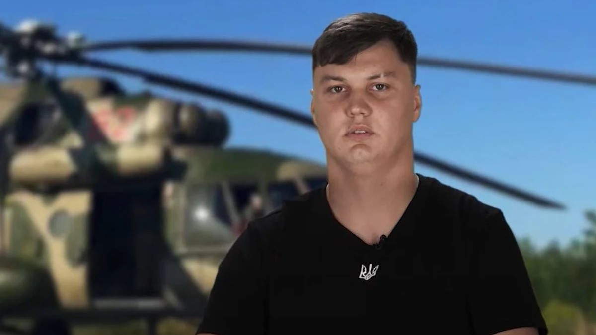 الطيار الروسي ماكسيم كوزمينوف، الذي انشق إلى أوكرانيا في العام الماضي، في صورة مقتطعة من فيديو نشرته الاستخبارات الأوكرانية على منصة يوتيوب