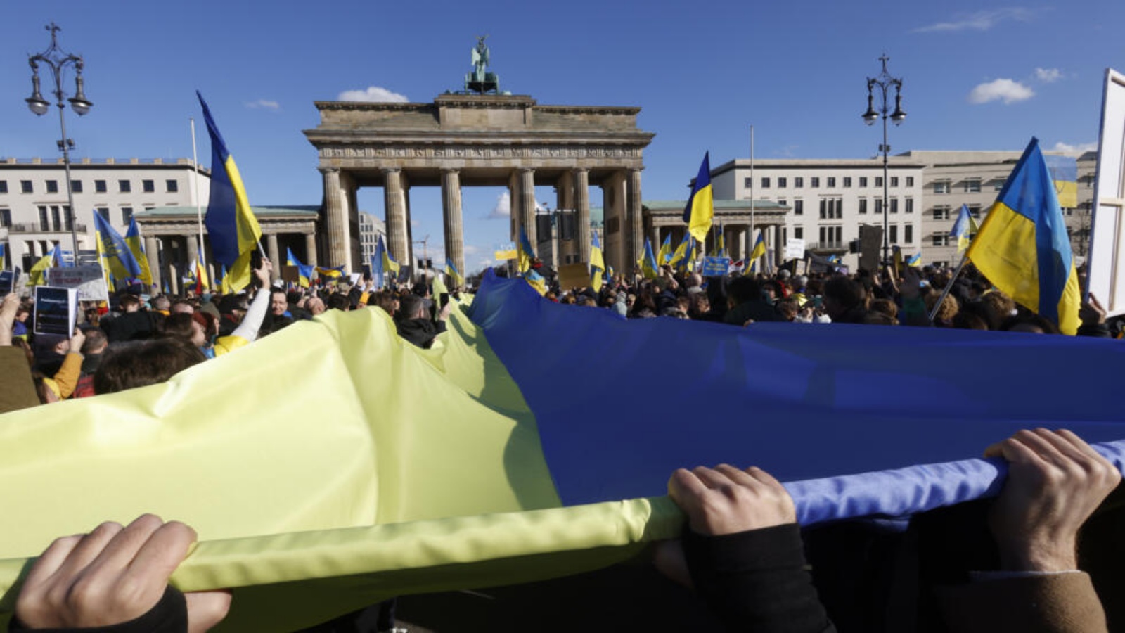 الوان العلم الاوكراني امام بوابة براندنبورغ خلال تظاهرة في برلين دعما لكييف في 24 شباط (فبراير) 2024