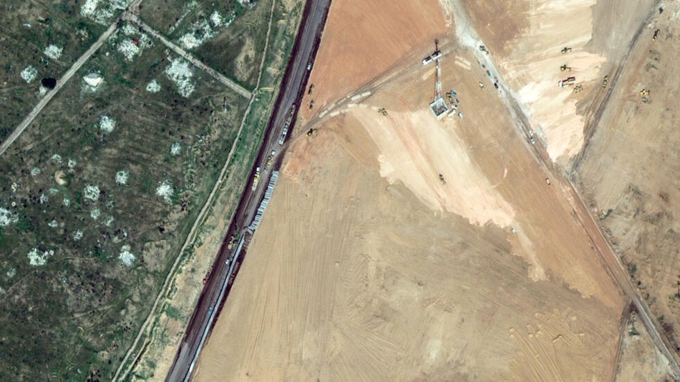 صورة بالأقمار الاصطناعية التقطتها ونشرتها شركة ماكسار تكنولوجيز في 15 شباط/فبراير 2024 تظهر آلات تبني جدارا على طول الحدود بين مصر وقطاع غزة في رفح المصرية