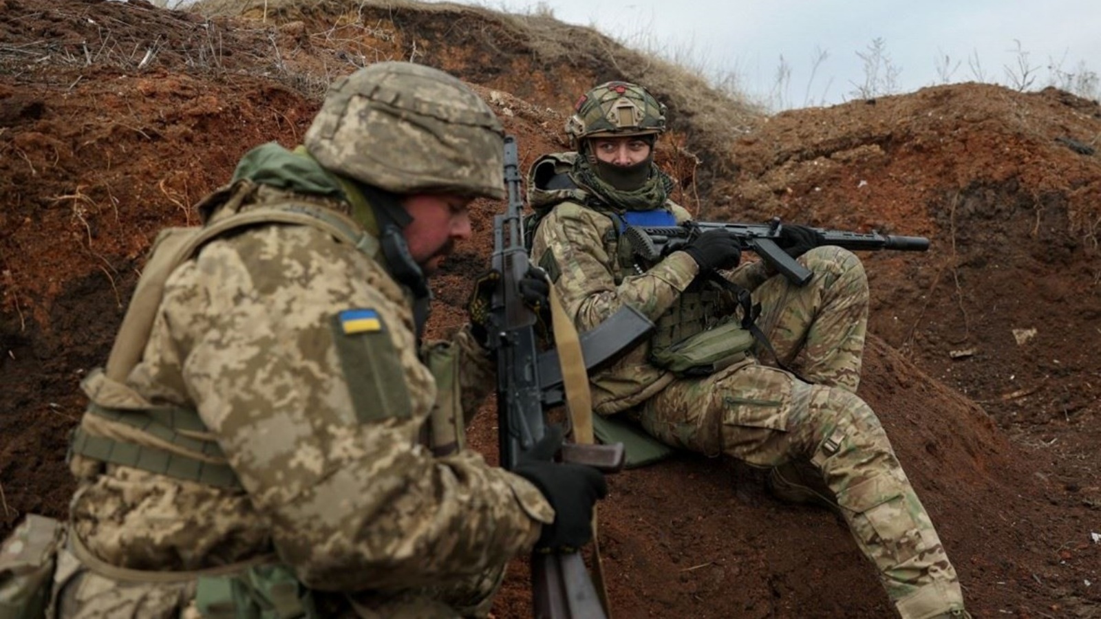 عنصران في الجيش الأوكراني في دونيستك