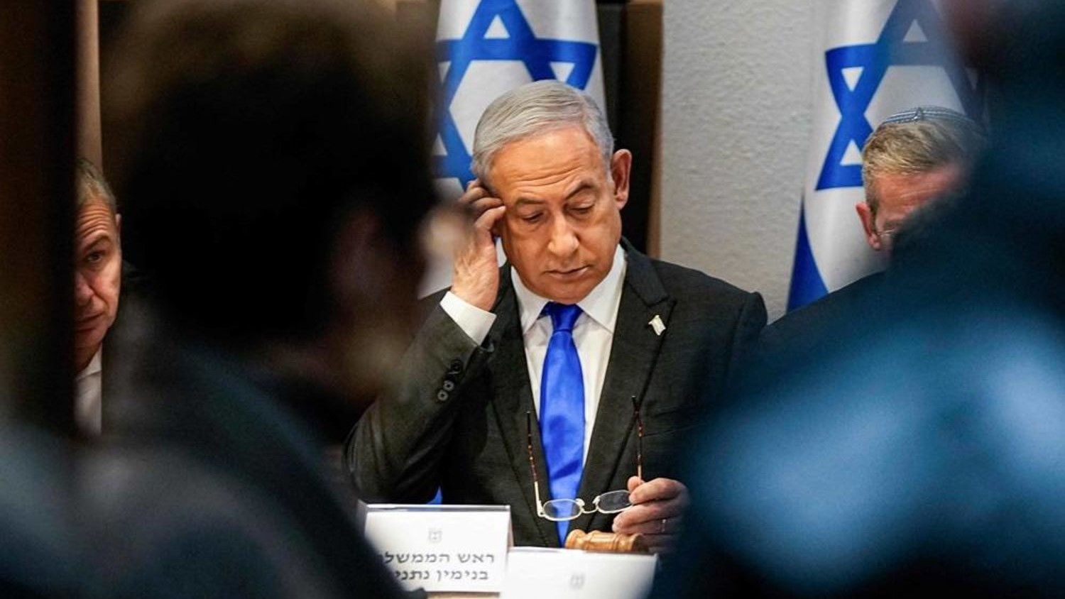 رئيس الوزراء الإسرائيلي بنيامين نتنياهو يترأس اجتماعا لمجلس الوزراء في قاعدة كيريا العسكرية التي تضم وزارة الدفاع الإسرائيلية في تل أبيب في 24 ديسمبر 2023