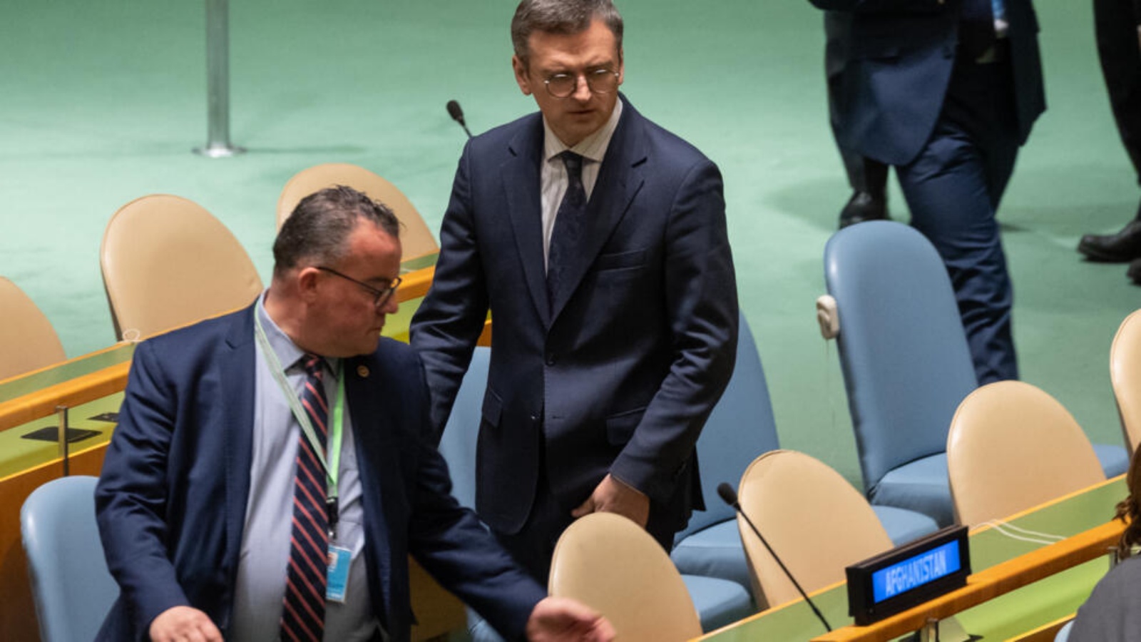 وزير الخارجية الأوكراني دميترو كوليبا (وسط) لدى وصوله إلى الجمعية العامة للأمم المتحدة في نيويورك في 23 شباط (فبراير) 2024 