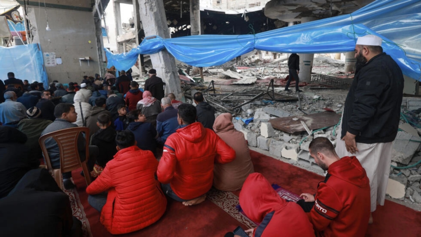 فلسطينيون يؤدون صلاة ظهر الجمعة في مسجد الهدى الذي دمره القصف الإسرائيلي في رفح بجنوب قطاع غزة في 23 شباط (فبراير) 2024، في ظل المعارك المستمرة بين إسرائيل وحركة حماس