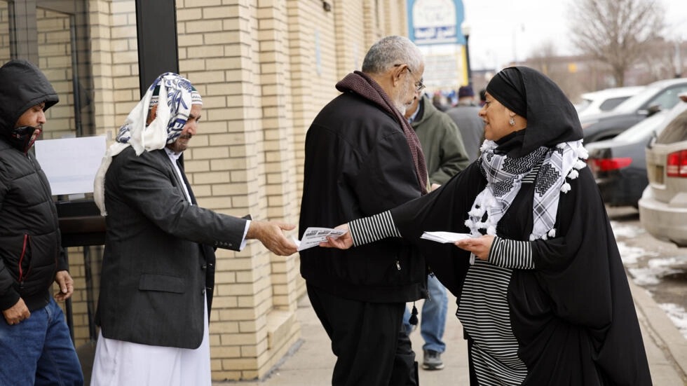 سمراء لقمان توزع منشورات أمام مسجد في ديربورن هايتس في ولاية ميشيغن الأميركية في 16 فبراير 2024