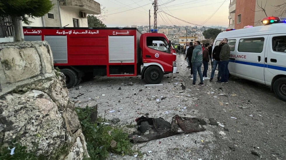 سيارة اسعاف وسيارة اطفاء تهرعان إلى موقع ضربة إسرائيلية في مفرنات في جنوب لبنان في 22 شباط/فبراير 2024