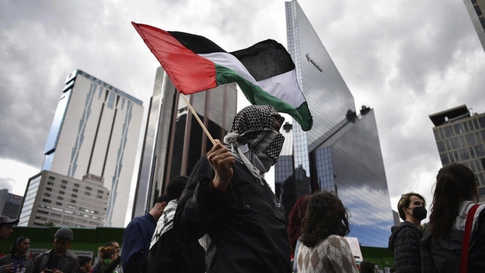 ناشط داعم للفلسطينيين يحمل علمًا فلسطينيًا خلال تظاهرة في مكسيكو في 17 شباط/فبراير 2024
