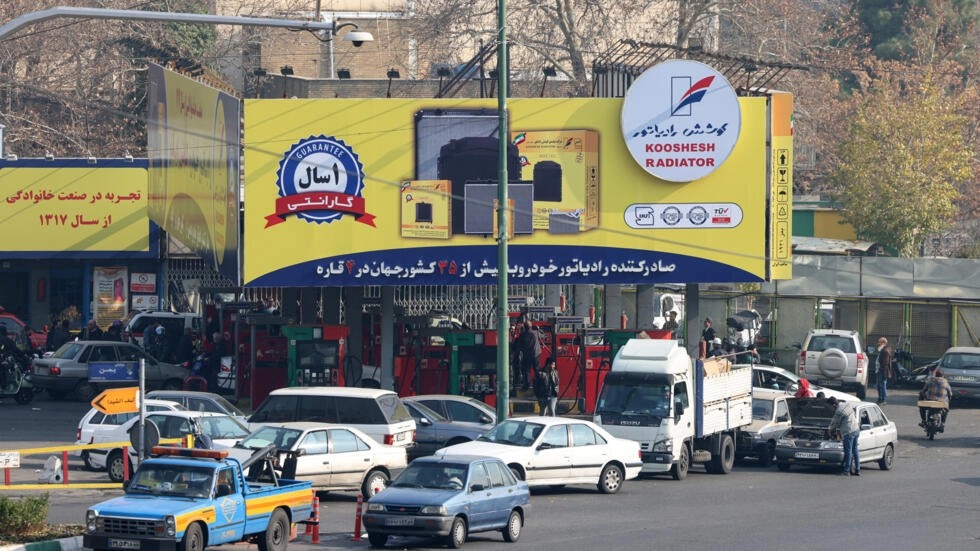 سيارات تنتظر أمام محطة وقود في طهران في 18 كانون الأول/ديسمبر 2023
