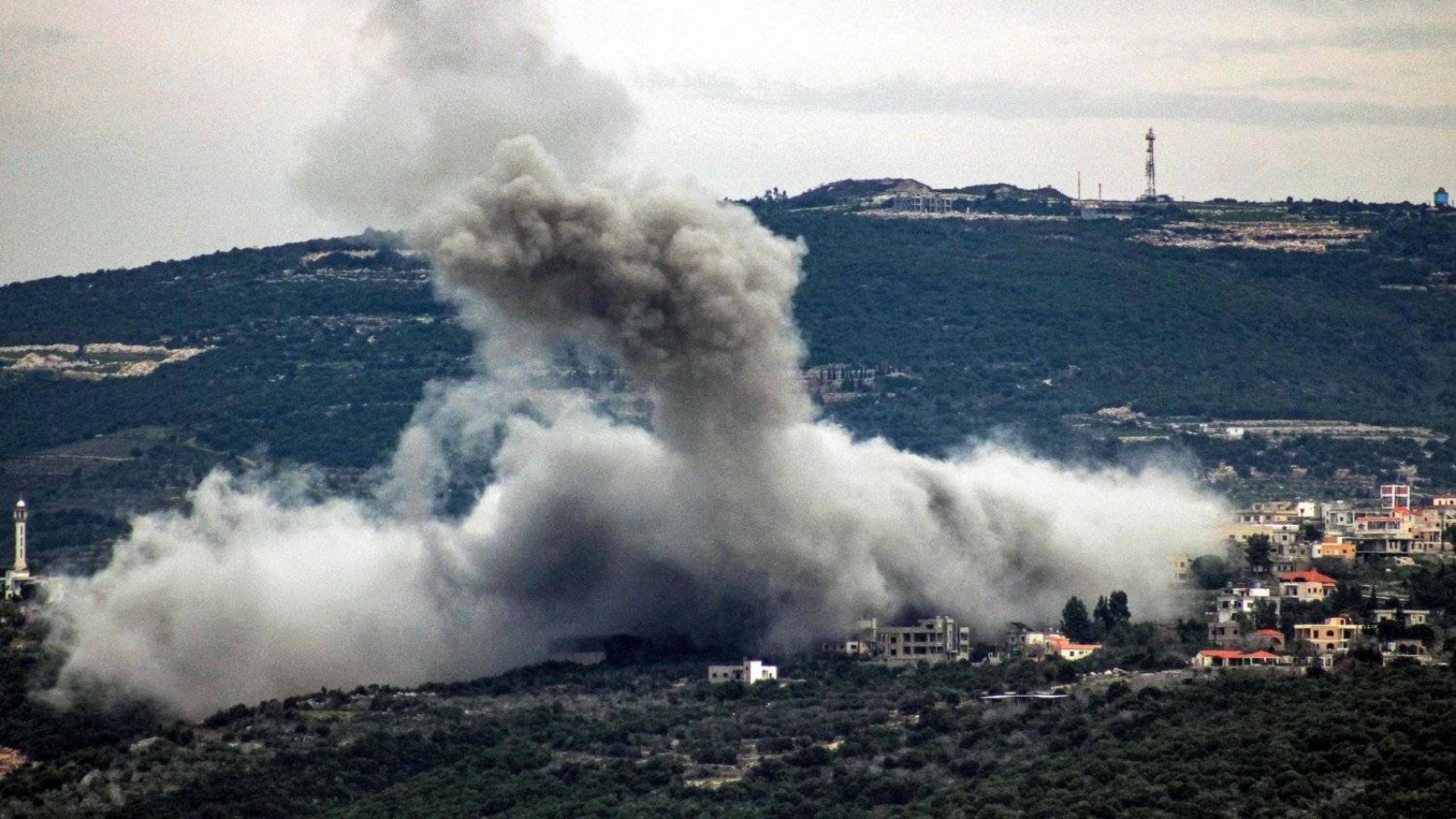 دخان يتصاعد بعد غارة جوية إسرائيلية على قرية في جنوب لبنان