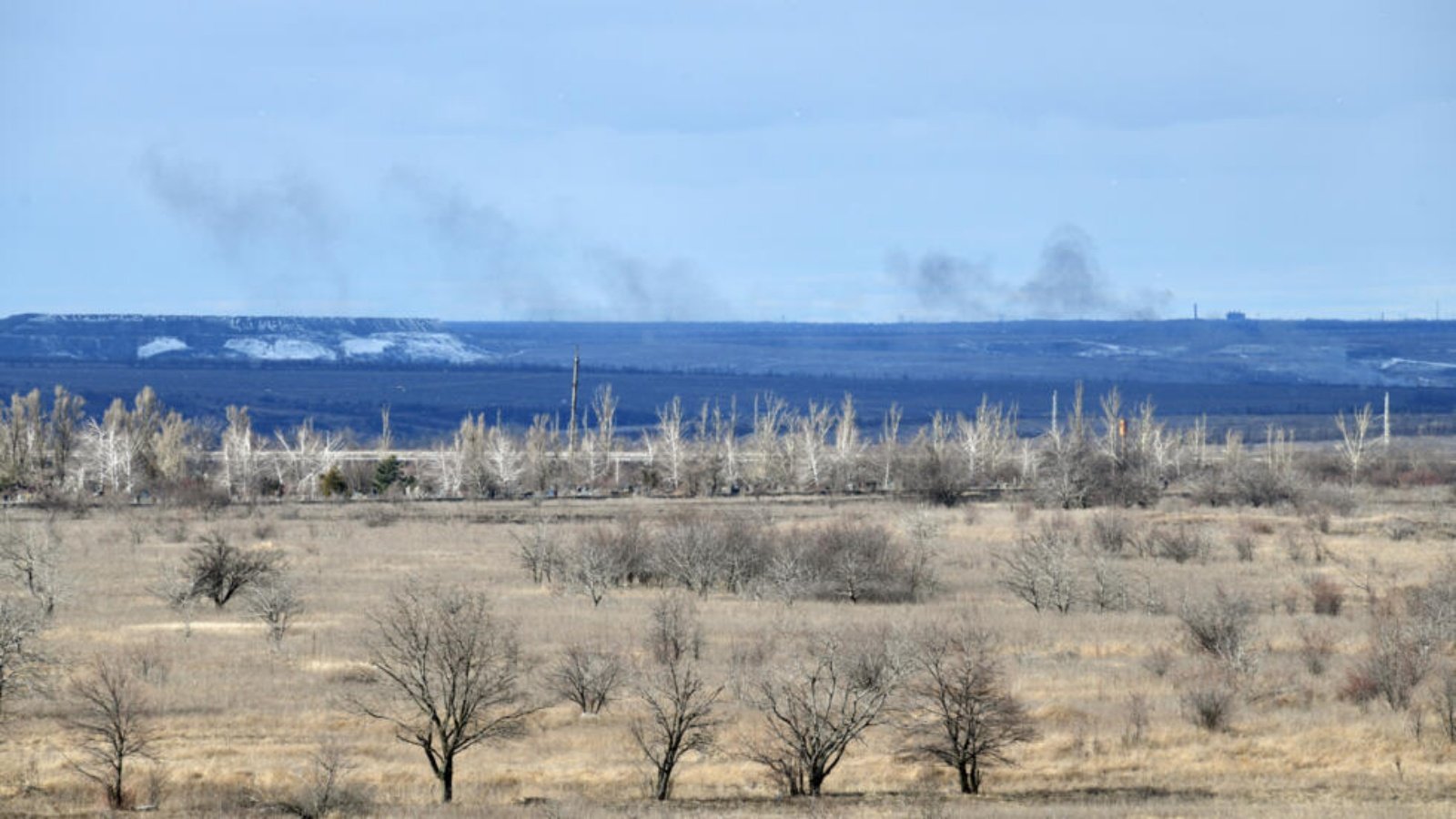 دخان يتصاعد من مناطق محيطة بمدينة أفدييفكا في منطقة في دونيتسك تسيطر عليها روسيا في 19 شباط (فبراير) 2024