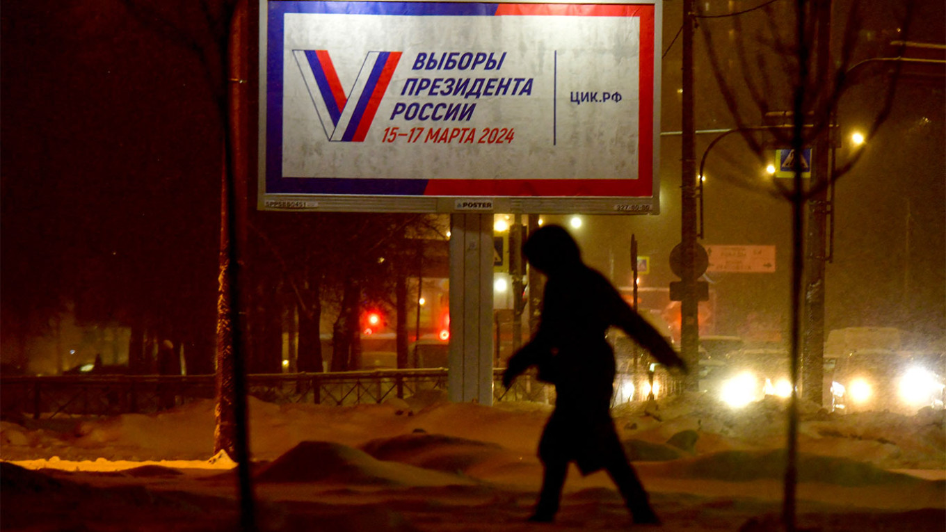 مواطنة روسية تمر بإعلان خاص بالحملة الإنتخابية للرئاسة الروسية في 2024، في أحد شوارع موسكو