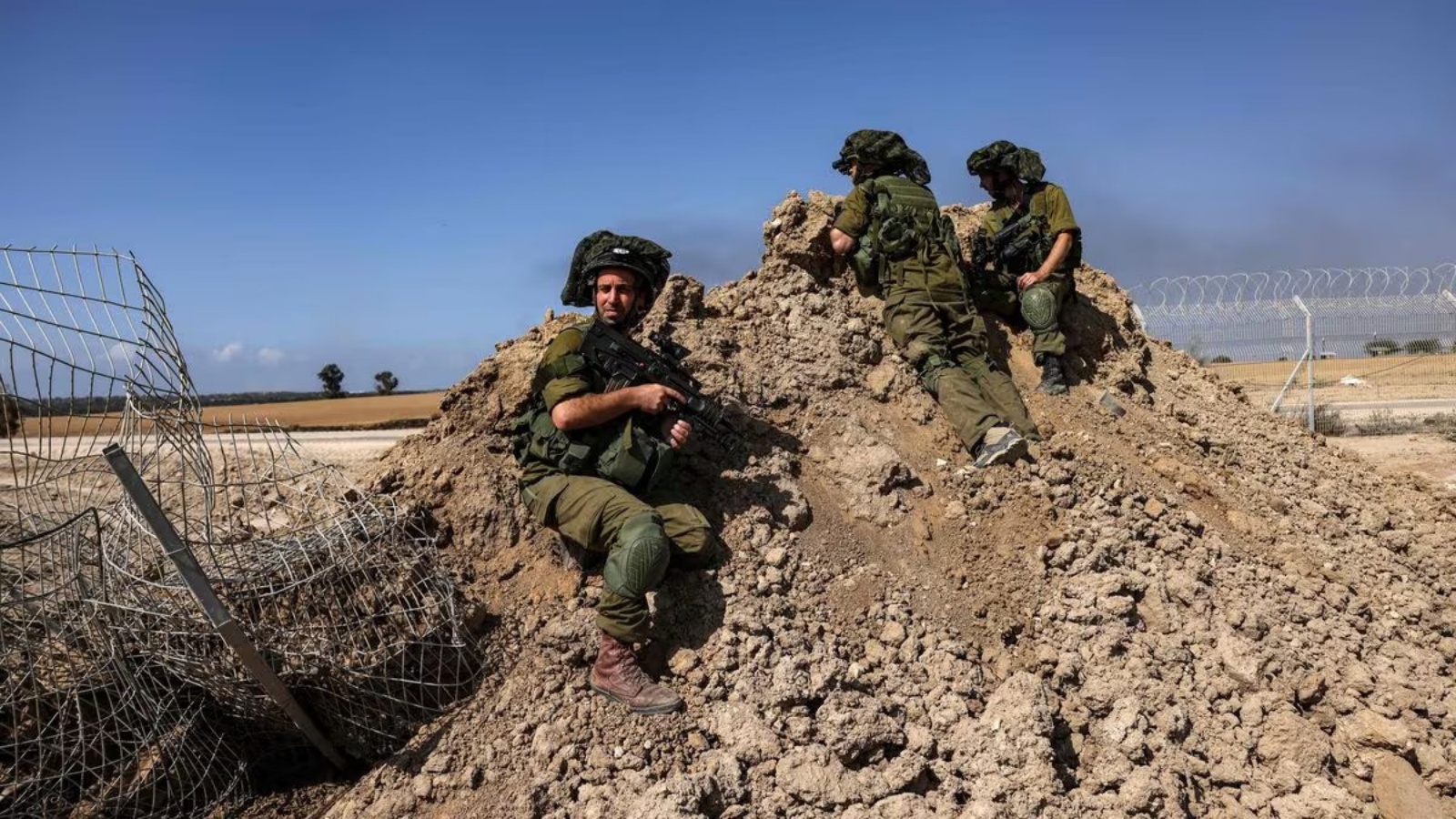 جنود إسرائيليون في موقعهم خارج كيبوتس بيري، بالقرب من حدود غزة