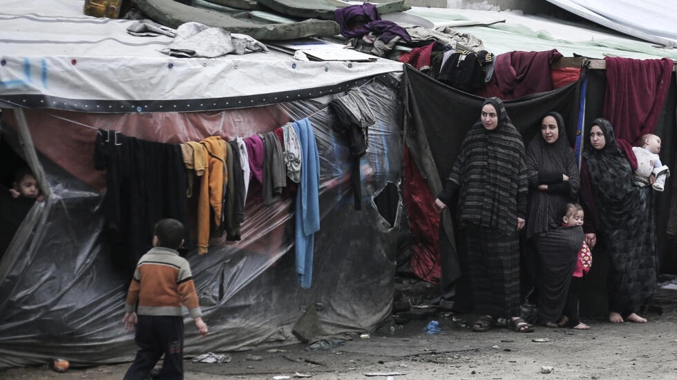 نساء وأطفال في مخيم للنازحين في مدينة رفح في 26 شباط/فبراير 2024
