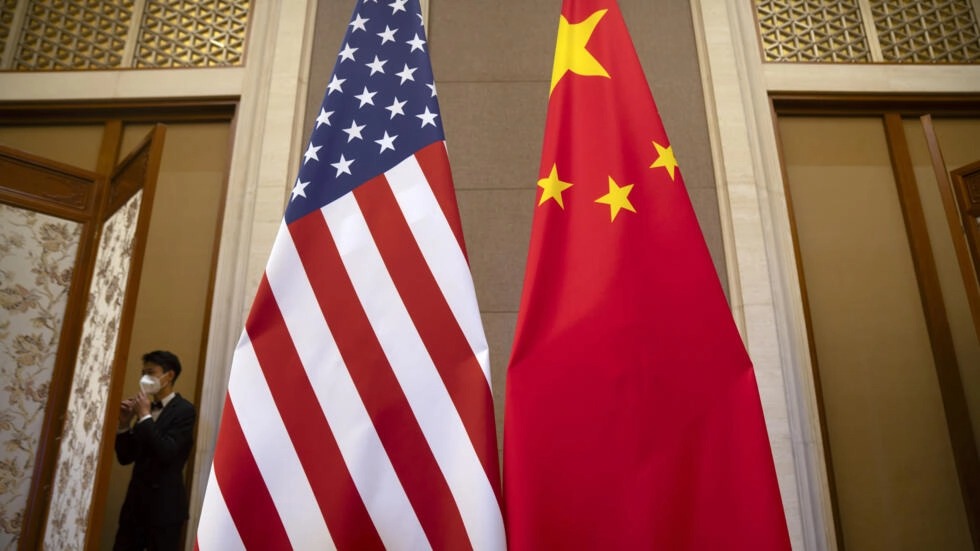 العلمان الأميركي والصيني قبل اجتماع في بكين بين وزيرة الخزانة الأميركية جانيت يلين ونائب رئيس الوزراء الصين هي ليفنغ في 8 تموز (يوليو) 2023