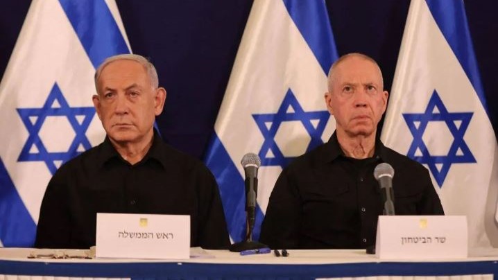 رئيس الوزراء الإسرائيلي بنيامين نتنياهو (يسار) ووزير الدفاع يوآف غالانت يحضران مؤتمرا صحفيا في قاعدة كيريا العسكرية في تل أبيب في 28 أكتوبر 2023
