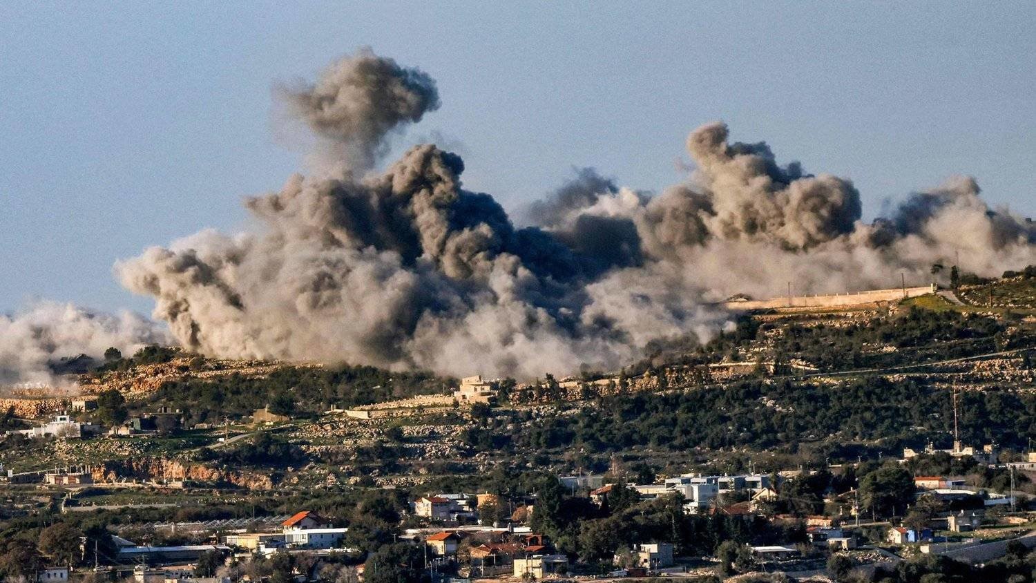 دخان القصف الإسرائيلي يتصاعد من بلدة مروحين في الجنوب اللبناني