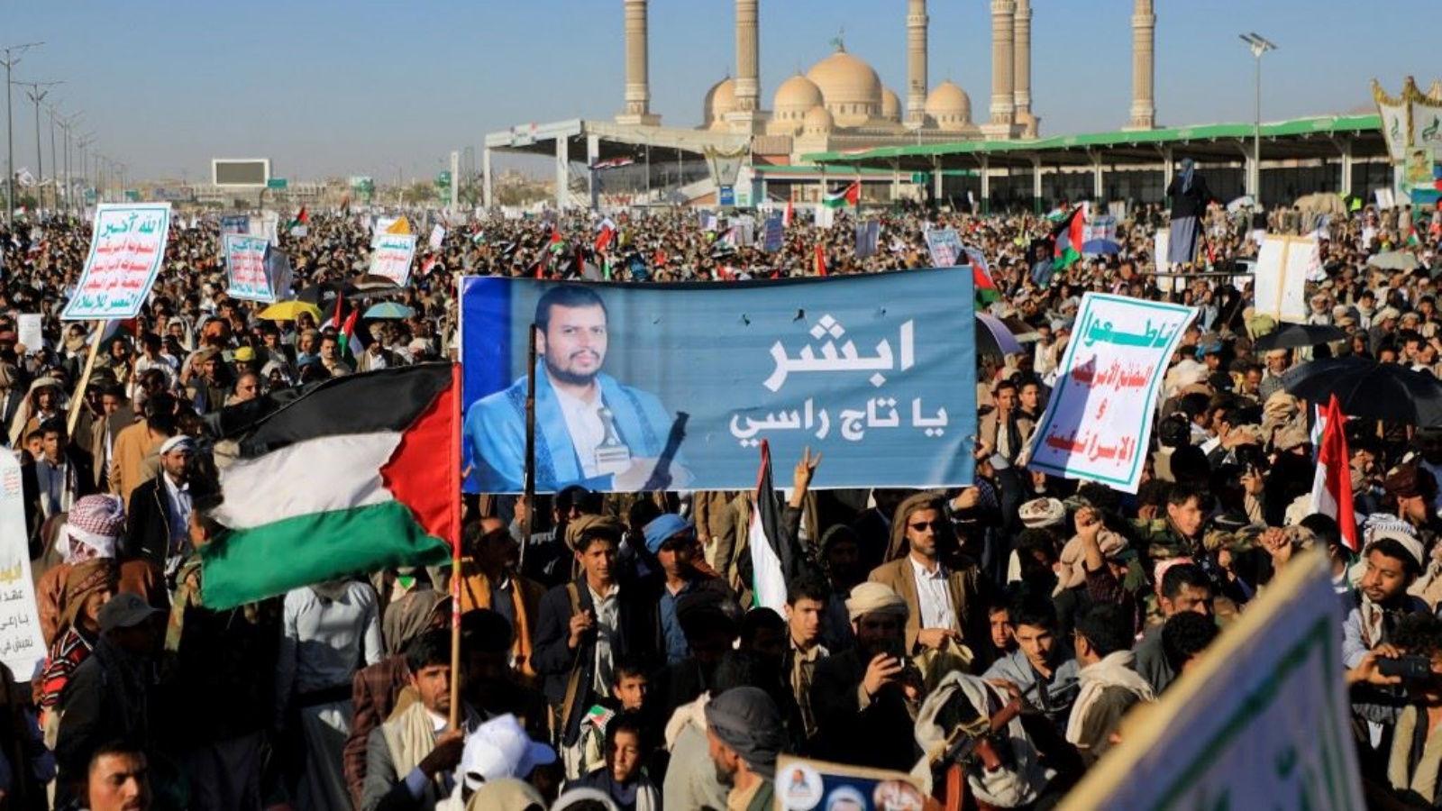 يمنيون يرفعون لافتات ويلوحون بالأعلام الفلسطينية خلال مسيرة في العاصمة صنعاء دعما للفلسطينيين 23 شباط (فبراير) 2024