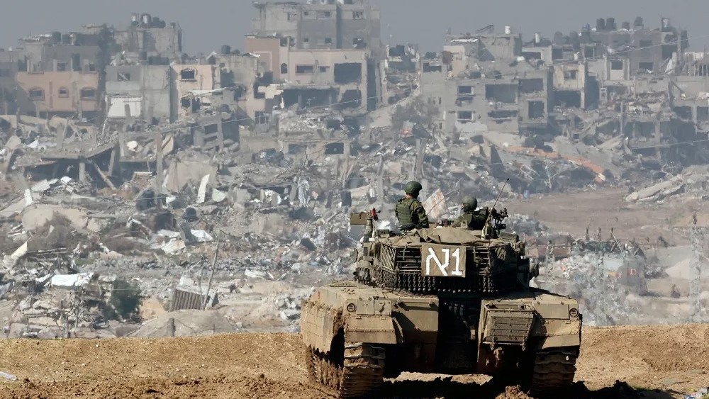 دبابة إسرائيلية تطل على المباني المتضررة في قطاع غزة في 19 يناير 2024