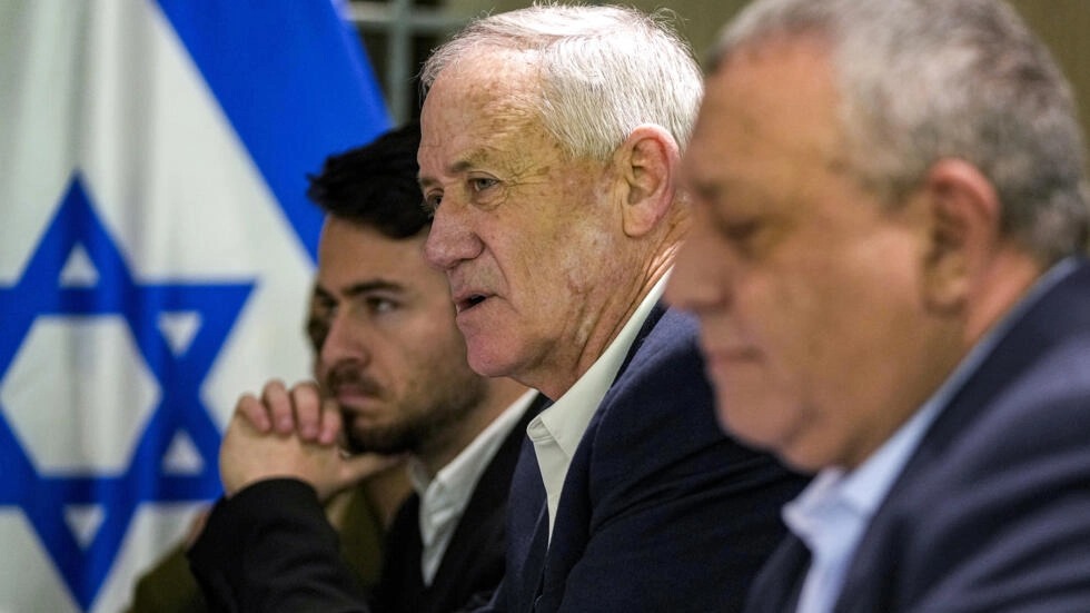 وزير الدفاع الإسرائيلي السابق بيني غانتس (الثاني على اليمين) ورئيس أركان الجيش الإسرائيلي السابق غادي آيزنكوت (على اليمين)، وكلاهما عضوان في حكومة الحرب الإسرائيلية الحالية المكونة من خمسة أشخاص بقيادة رئيس الوزراء بنيامين نتانياهو، في تل أبيب في 8 شباط/فبراير 2024