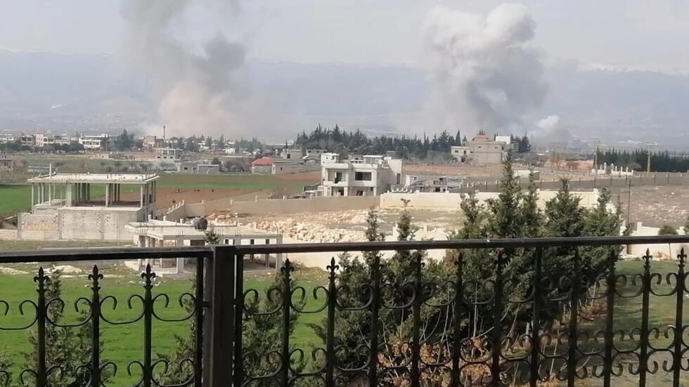 الدخان يتصاعد من موقع الغارات الاسرائيلية على مدينة بعلبك في شرق لبنان في 26 شباط/فبراير 2024