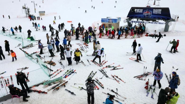 متزلجون في منطقة كفرذبيان في جبل لبنان في 23 شباط/فبراير 2024