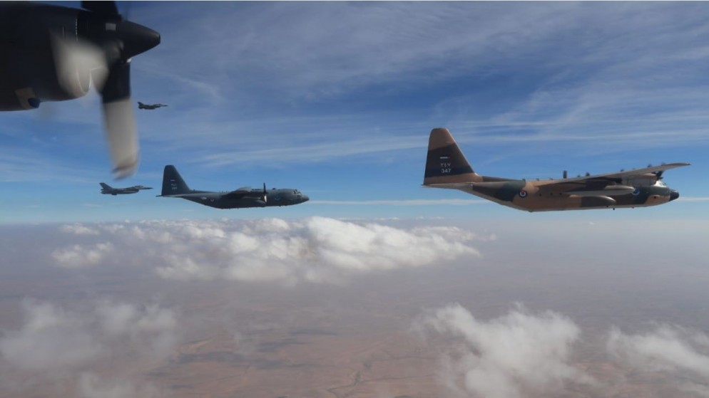 طائرات شحن عسكرية أردنية تقوم بازال المساعدات على سواحل غزة 