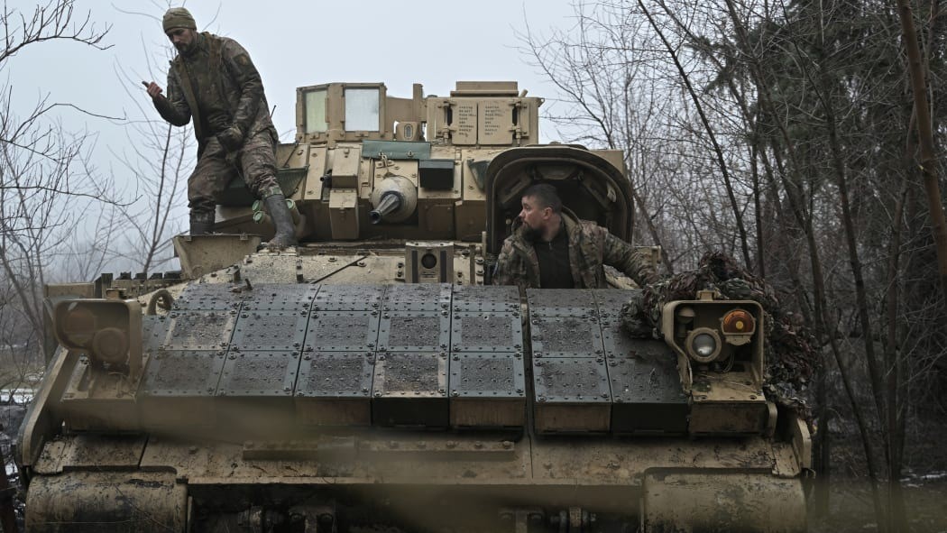جنود أوكرانيون يستعدون للقتال على مركبة قتالية من طراز برادلي، ليست بعيدة عن أفدييفكا، منطقة دونيتسك في 11 فبراير 2024