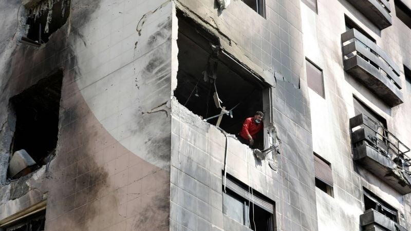رجل يتفقد الأضرار في شقة في مبنى سكني ورد أنه استهدف بغارات جوية إسرائيلية في منطقة كفرسوسة بالعاصمة السورية دمشق في 21 فبراير 2024
