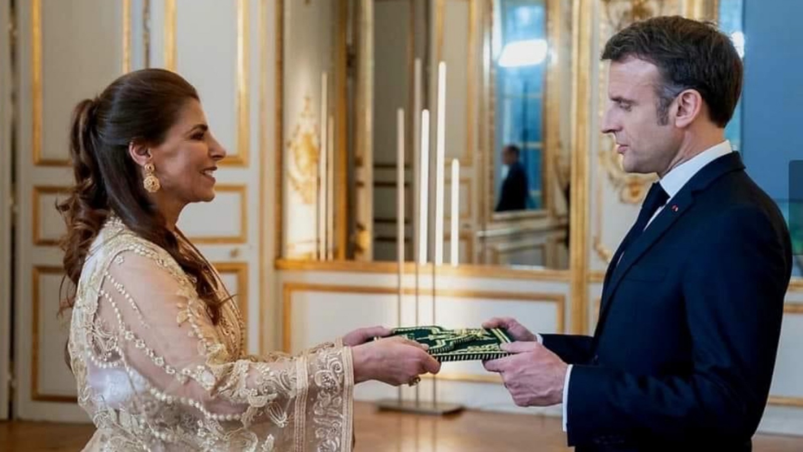 الرئيس ماكرون لدى استقباله سفيرة المغرب سميرة سيطايل