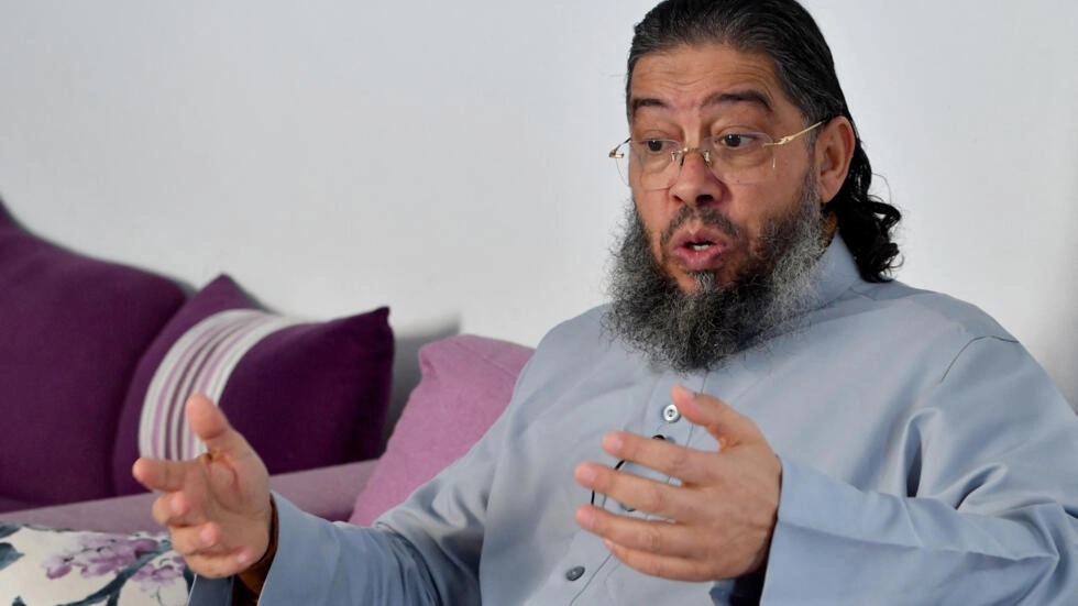 الإمام التونسي محجوب المحجوبي متحدثاً بعد يوم من طرده من فرنسا من منزله بتونس في 23 فبراير