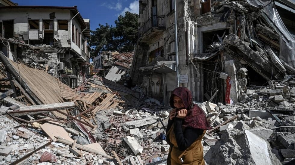 امرأة وسط انقاض مباني مدمرة جراء الزلزال في هاتاي في السادس من آذار/مارس 2023