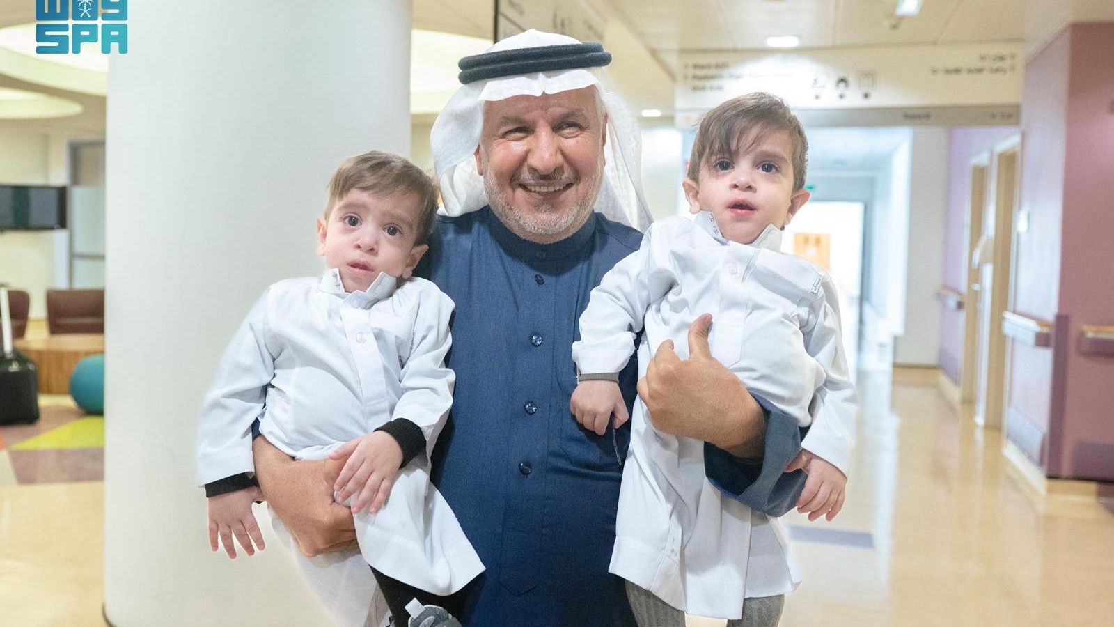 الدكتور عبدالله الربيعة مع التوأم العراقي عمر وعلي