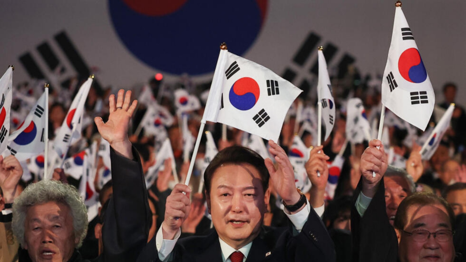 الرئيس الكوري الجنوبي يون سوك يول (وسط) خلال إحياء الذكرى ال105 ليوم حركة الاستقلال، في الأول من آذار (مارس) 2024