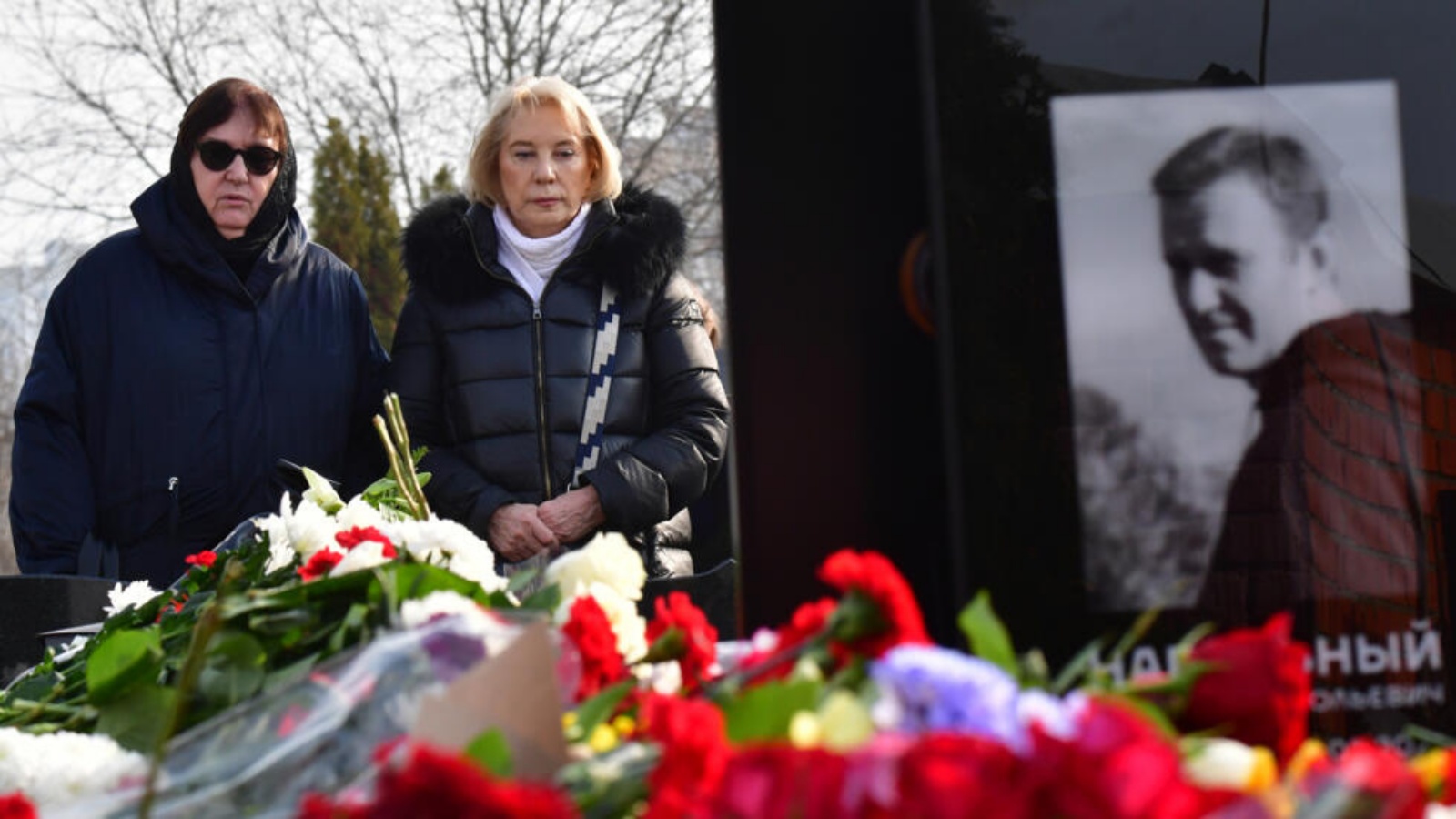 ليودميلا نافالنايا والدة المعارض الأول للكرملين أليكسي نافالني (يسار) تزور مدفن ابنها برفقة والدة زوجته يوليا نافالنايا، في مقبرة بوريسوفو في موسكو في 2 آذار (مارس) 2024 غداة جنازته