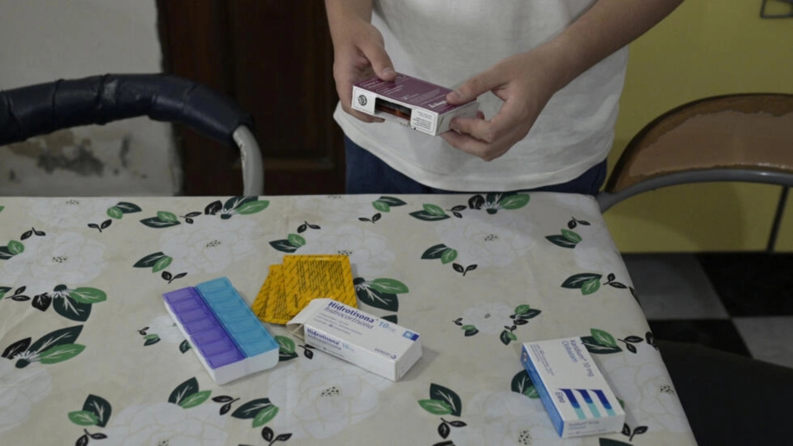 مواطن أرجنتيني يحمل علبة أدوية في ضواحي بوينوس ايرس في 22 شباط (فبراير) 2024 