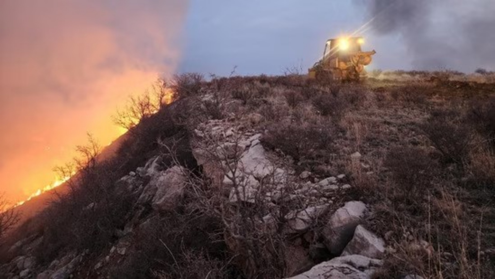 أطقم الطوارئ في تكساس تكافح لاحتواء أكبر حريق غابات في تاريخ الولاية الأميركية، حيث أدى الحريق إلى مقتل شخصين على الأقل وحرق مليون فدان مع خروجه عن نطاق السيطرة 29 شباط (فبراير) 2024