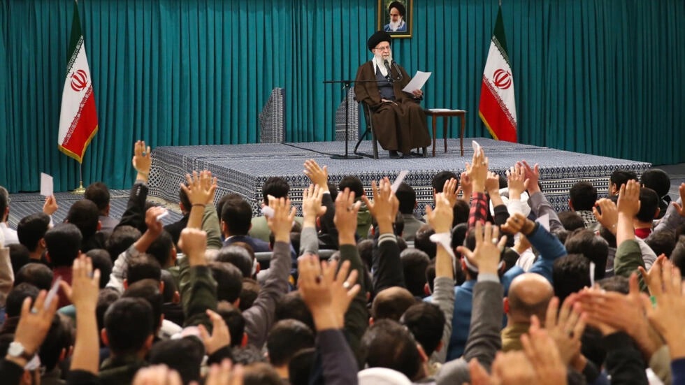 المرشد الأعلى للجمهورية الإسلامية آية الله علي خامنئي خلال استقباله جمعا من الشبان في طهران في 28 شباط/فبراير 2024